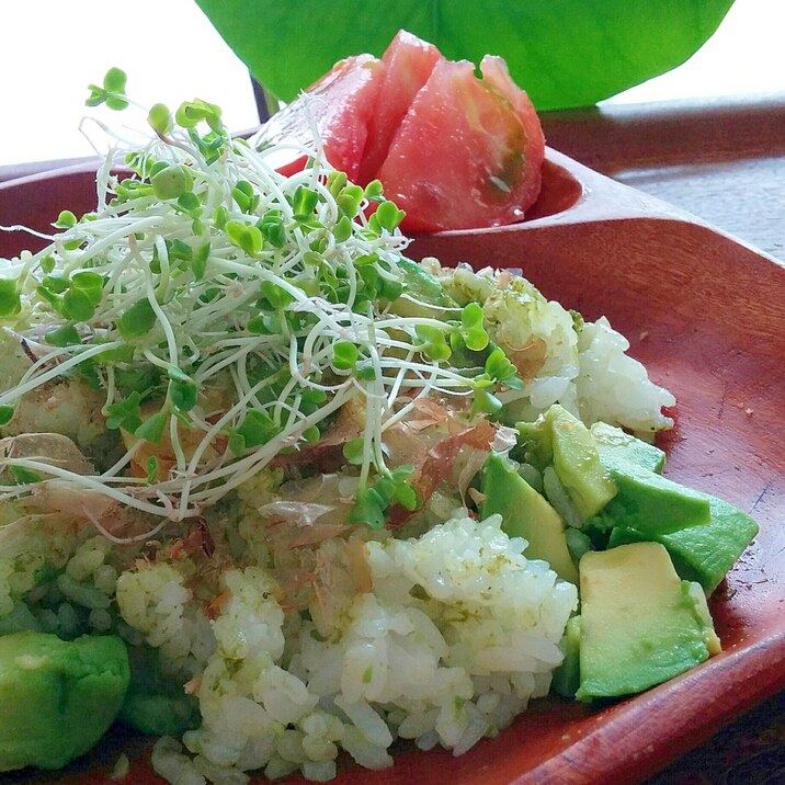 お冷ご飯で簡単!アボカドバジルごはん
